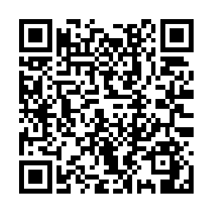 样式简洁的亮银色高跟鞋包裹着她洁白无暇的小脚二维码生成