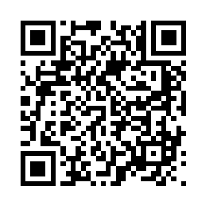 格罗廖夫拿给了穆萨莫伊一个对讲机的同时二维码生成