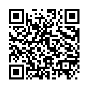 桌上冒着热气的红茶和杯子散落着二维码生成