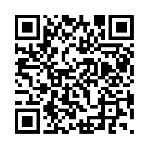 桌角还被人用小刀刻着歪歪扭扭的小字二维码生成
