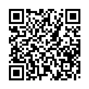 梁雨馨往房门口的方向扭头看了看二维码生成