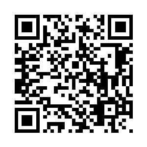 梓箐将面板固定到客厅的一面墙壁上二维码生成