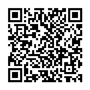楚暮就从空间戒指之内取出真空剑王所赠送的那本薄薄的绢册二维码生成