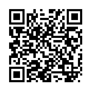 欧阳志远和陈雨馨走到服务总台前二维码生成