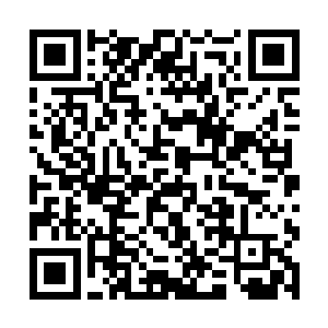 欧阳志远就让李玫和王超然一起监视青山绿水大酒店二维码生成