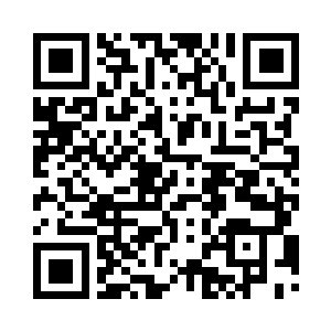 正一个人坐在一个昏暗的角落里喝酒二维码生成