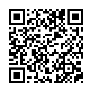 正上的台阶上有两张凤凰盘窝状的冰雕座椅二维码生成