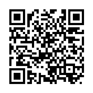 正与一无衣男子相拥着浸泡在一只大浴桶中二维码生成