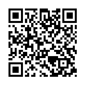 正从一堆围着双杠柱子聊天的女生中跑出来二维码生成