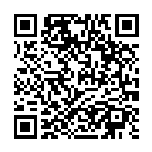 正从广场上向旁边那座高达上百米的巨大建筑物走去二维码生成