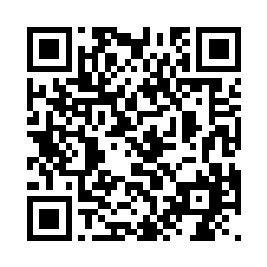 正伸出粉红色的舌头舔着地面上的血液二维码生成
