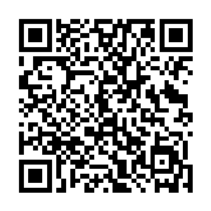 正北方靠墙的地方放了一张长条状的四角雕花带沿的桌子二维码生成