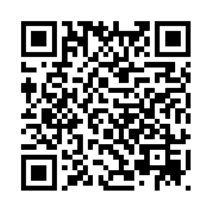 正命令年轻警察给赵长枪带上手铐二维码生成