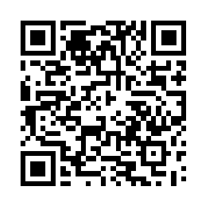 正在一边用手中的凶器顶着那个小胖子的嘴二维码生成