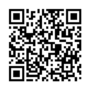 正在和工作人员交流的凯文抬起头来二维码生成