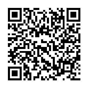 正在喝酒说话的三个人根本没想到会有人忽然进来二维码生成