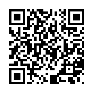 正在摆手摇动的大熊见凤小熊盯着他看二维码生成