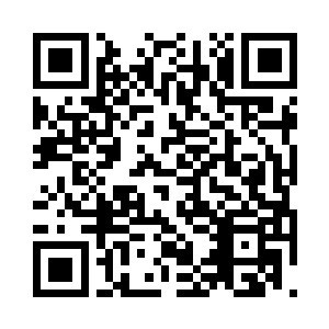 正在撬锁的谢尔盖抱着手臂滚落到了以旁二维码生成