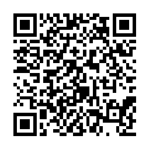 正在散发出金色和血色两种不同颜色光芒的符文二维码生成