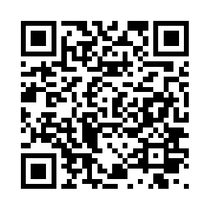 正在维修车间中检修两台超梭的江少阳和梅泽二维码生成