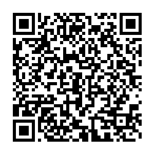 正坐在沙发上无聊地看着电视剧的杜海琼见夏云杰穿着拖鞋往外走二维码生成