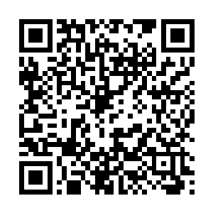 正打算用美人计来勾引姑娘来脱身的代离看到人后一愣二维码生成