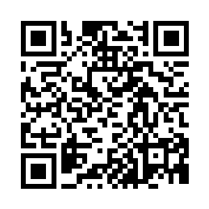 正有一名身穿白色长袍的青年徒步而行二维码生成