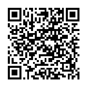 正有两个士兵要把其中一个容貌秀丽的小宫女往屋子里拖二维码生成