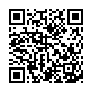 正泼在一个从侧门走出来的导师的西装上二维码生成