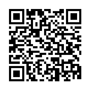 正爬在木架之上挥着锤子敲击榫卯二维码生成