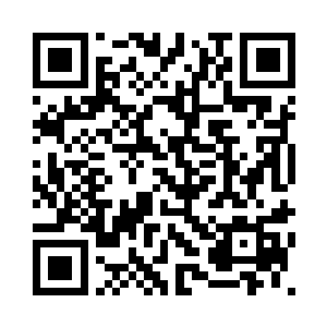 正用那双黑洞无孔的眼静盯着自己二维码生成