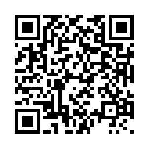正站在窗缝半开的窗前看着街道外面二维码生成