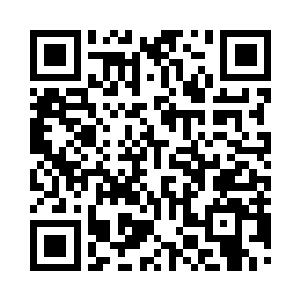 正跟一个长的十分漂亮的女人一边聊着天二维码生成