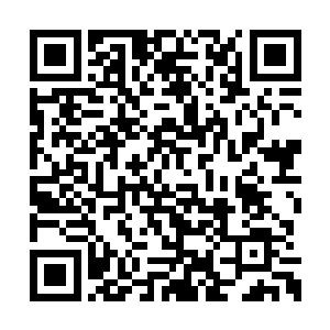 正麻利地准备把另外一发火箭弹填入发射器中去二维码生成