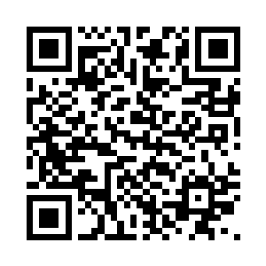 此刻他将白色小包放在鼻前闻了闻后二维码生成