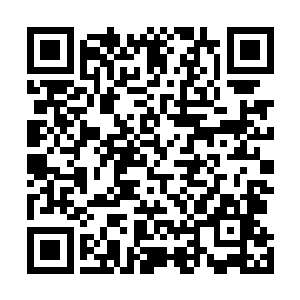 此刻只见男子的脸色此刻才是不由的变得有些难看了起来二维码生成