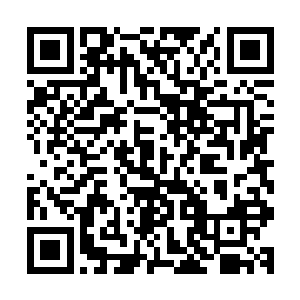 此刻在一边的一名外国男子脸上也是浮现出了一抹恰意的说道二维码生成