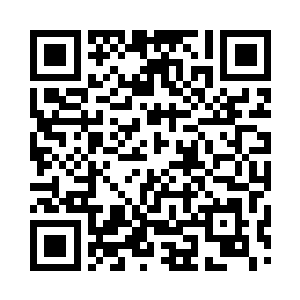 此刻在这名男子的嘴角划过一抹诡异的笑容二维码生成