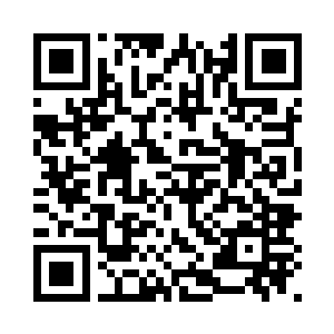 此刻正手持两把冲锋枪对准了自己二维码生成