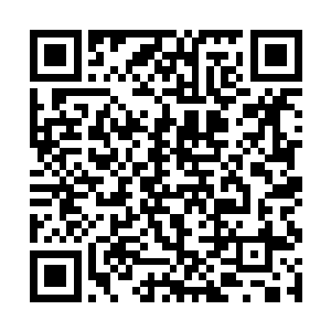 此时一些手下将一些红色的灯笼陆续点亮悬挂在四周二维码生成