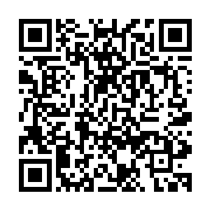 此时一群人正在一起轮着上这个看起来还算是比较清秀的人妖二维码生成