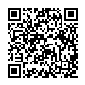 此时他的眼睛被玻璃柜上的一个小杯子吸引住了二维码生成