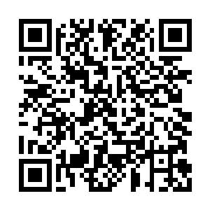 此时却是缓缓的将手中的折起来的黄表纸给打开二维码生成