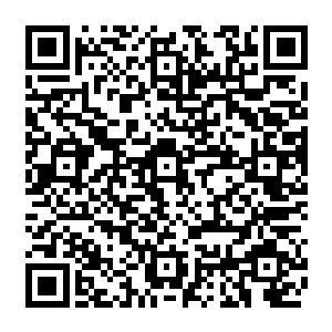 此时后台准备接下来表演的工作人员和即将登台的颁奖嘉宾们熙熙攘攘地随处可见二维码生成