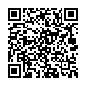 此时我们的正前方站着今天门口的两位女接待员二维码生成