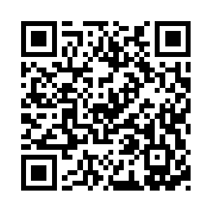 此时有两个千娇百媚的女子拥在和尚的两边二维码生成