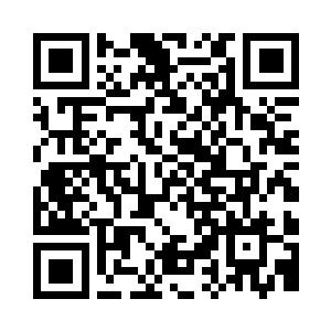 此时朱燕的身上穿的是一件白色的罩罩二维码生成