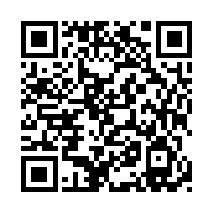 此时男童的目光不时的扫向正在征伐的两个人二维码生成