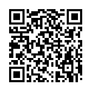 此时的他正在聚精会神的听工作人员介绍二维码生成