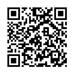 此时的木屋外面依然有小黑布下的结界和幻境二维码生成